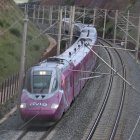 Un tren de alta velocidad del trayecto Madrid-Sevilla circula por uno de los puntos que fue objeto del robo de cable este lunes en Toledo