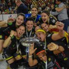 Les jugadores del Vila-sana, amb el trofeu de campiones mundials. - CLARA LIÁÑEZ