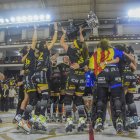 Jugadores del Vila-sana celebren el títol sota la mirada de Lluís Rodero. - CLARA LIÁÑEZ