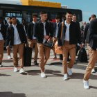 L’expedició blaugrana, a l’arribar ahir a l’aeroport de Milà. - FC BARCELONA