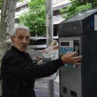 Un veí treia ahir el tiquet amb les màquines, encara antigues, però de nou en funcionament. - C.SANS