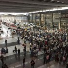 Els viatgers es van amuntegar a les estacions d’Atocha, Sevilla i Màlaga, entre d’altres. - S.E.