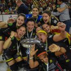 Les jugadores del Vila-sana, amb la copa que les acredita com el millor equip del món. - CLARA LIÁÑEZ