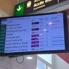 Un plafó informatiu de l’estació de Lleida mostrant demores en diversos trens abans del migdia. - SCD