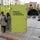‘Cabina’ de promoció del compost ahir a la plaça Sant Joan. - MAGDALENA ALTISENT