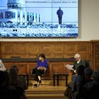Özgür Güneş Öztürk va moderar la taula, amb els experts Gabriel Garroum i Tomás Alcoverro. - AMADO FORROLLA