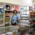 La propietària, Hortènsia Sans, al seu establiment. - ALBA GARCÍA