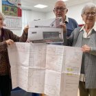 Diversos usuaris de la residència mostrant els plànols de millora del centre. - J.G.M.