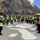 Visita a la presa de Llauset, a Montanui (Osca), on es veu al fons una de les sirenes per alertar la població en cas d’emergència.