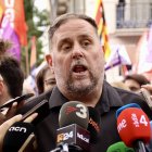 El president d'ERC, Oriol Junqueras, atén els mitjans de comunicació abans de l'inici de la manifestació de l'1 de maig