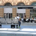 Usuaris de Renfe esperant l'AVE a l'estació de Lleida-Pirineus.