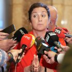 La consellera d'Economia i Hisenda, Alícia Romero, en una atenció als mitjans aquest dimecres al Parlament.