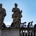 Los periodistas esperan en la Plaza de San Pedro mientras comienza el cónclave para elegir un nuevo papa, en el Vaticano.