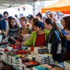La bullícia de Sant Jordi a Lleida, el passat 23 d’abril. - GERARD HOYAS