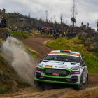 El Ford Fiesta Rally3 Evo dels lleidatans Jiménez i Paz, durant un dels trams del ral·li portuguès.