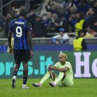 Lamine Yamal, a la gespa després de caure el Barça eliminat, observa Thuram, que el va a consolar. - EUROPA PRESS