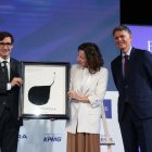 Salvador Illa i Jaume Guardiola entreguen un premi a la vicepresidenta de la Comissió Europea. - ALBERT HERNÀNDEZ/ACN