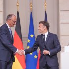 Friedrich Merz saluda Emmanuel Macron en la reunió que han mantingut a París. - MICHAEL KAPPELER / DPA