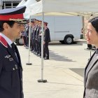 La consellera d'Interior, Núria Parlon, amb el cap de la Regió Policial Pirineu Occidental, Daniel Pérez, abans de l'inici de la celebració del Dia de les Esquadres a Sort.