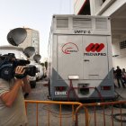 Un càmera de Mediapro al costat d’un vehicle de l’empresa. - EFE