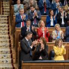 La bancada socialista al Congrés aplaudeix al convalidar-se l’acord contra els aranzels. - ALEJANDRO MARTÍNEZ VÉLEZ / EUROPA PRESS