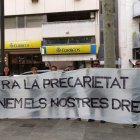Manifestació ahir a Lleida de treballadors del centre logístic de Correus a Torrefarrera. - R.R.
