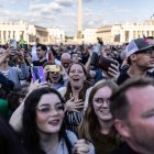 Fidels emocionats a la plaça de Sant Pere. - OLIVER WEIKEN / DPA