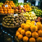Varias frutas en un mercado.