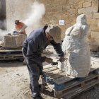 Els escultors Jaume Ros Vallverdú i Lluís Ribalta Coma-Cros, ahir en plena creació de les seues obres. - LAIA PEDRÓS