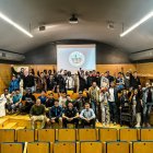 Integrants de l’Atlètic Lleida i persones acollides per la Fundació Jericó ahir després de la xarrada.
