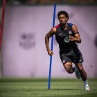 Alejandro Balde, ahir durant l’entrenament. - FC BARCELONA