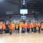 Alumnes del col·legi Països Catalans van assistir ahir a l’entrenament de l’Hiopos Lleida al Barris Nord. - LAURA QUINTANA