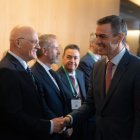 Sánchez saluda el president del Banc Sabadell, Josep Oliu. - EUROPA PRESS
