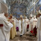 El pontífex abandona la Capella Sixtina entre aplaudiments dels prelats que van assistir a la missa. - VATICAN MEDIA / ZUMA PRESS