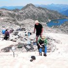 Scientifics deth projècte Permapyrenees, installant sensors en massís deth Besiberri eth passat ostiu. - PERMAPYRENEES