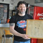 Samuel Castells, amb la llista de preus de fa 60 anys del bar. - E.FARNELL