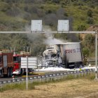 Incendiat un camió de paqueteria a l’AP-2, a l’altura de Castelldans - JORDI ECHEVARRIA