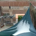 El granís acumulat que va caure ahir a la tarda a Lleida. - ROSER PELEGRÍ / TV3