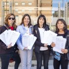 Representants de les AFA dels col·legis de la Bordeta, amb les firmes. - JORDI ECHEVARRIA
