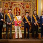 L’alcalde i el regidor de Festes, amb els quatre joves referents. - GERARD HOYAS