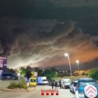 Núvol tòxic provocat per l'incendi en una nau de productes de piscina a Vilanova i la Geltrú