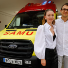 Artem Panchenko, especializado en otorrinolaringología, junto a su pareja Yuliia Shevchenko, especializada en obstetricia y ginecología, posan en el centro de salud La Loma, de Torrevieja.