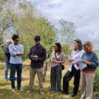 Familiars d’Àlex Susanna van llegir textos del poeta abans de plantar un arbre en el seu record. - HORT POÈTIC