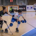 Victòria Porta, que va anotar el segon gol de les lleidatanes a Riazor, pressiona la xilena Fernanda Muñoz, jugadora del Corunya. - MANU BOUTUREIRA