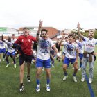 Els jugadors del Mollerussa celebren eufòrics amb l’afició la permanència aconseguida la setmana passada davant de la Grama. - SANTI IGLESIAS