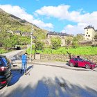 Tècnics instal·lant sensors en zones de pàrquing de la Vall. - AJUNTAMENT DE LA VALL DE BOÍ