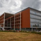 Edifici gairebé a punt- El nou edifici de consultes de l’hospital Arnau ja està gairebé a punt per a la inauguració. Porta més d’un mes en proves tècniques i una portaveu del centre va explicar que el trasllat començarà quan s’ultimi la construcció de l’atri que el connectarà amb els altres edificis. - GERARD HOYAS