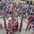 La plaça Major, plena de públic gaudint de les torres humanes de la Nova Muixeranga d’Algemesí. - LAIA PEDRÓS