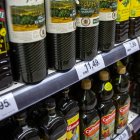 Imagen de archivo de botellas de aceite en un supermercado. EFE/ Daniel González