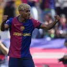 El delantero del Barcelona Lamine Yamal celebra su gol contra el Real Madrid.